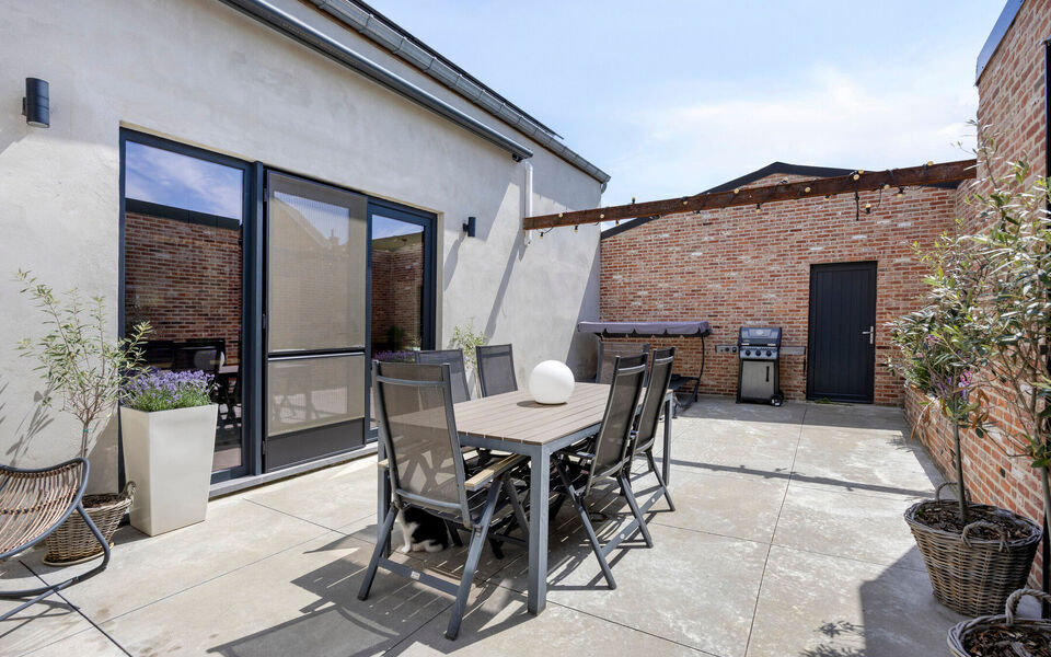 Ruime woning met loods van 140 m&sup2; in Rillaar &ndash; ideaal voor zelfstandigen
Op zoek naar een eigendom waar wonen en werken perfect gecombineerd worden?&nbsp;
Deze recent gerenoveerde woning met verzorgde loods in Rillaar biedt ruimte, comfort en tal van mogel