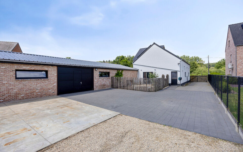 Ruime woning met loods van 140 m&sup2; in Rillaar &ndash; ideaal voor zelfstandigen
Op zoek naar een eigendom waar wonen en werken perfect gecombineerd worden?&nbsp;
Deze recent gerenoveerde woning met verzorgde loods in Rillaar biedt ruimte, comfort en tal van mogel