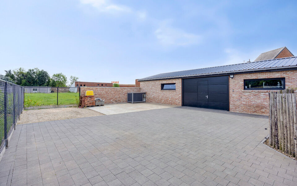 Ruime woning met loods van 140 m&sup2; in Rillaar &ndash; ideaal voor zelfstandigen
Op zoek naar een eigendom waar wonen en werken perfect gecombineerd worden?&nbsp;
Deze recent gerenoveerde woning met verzorgde loods in Rillaar biedt ruimte, comfort en tal van mogel