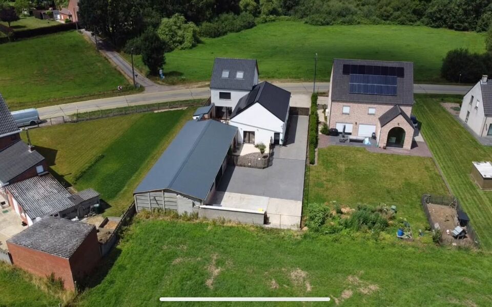 Ruime woning met loods van 140 m&sup2; in Rillaar &ndash; ideaal voor zelfstandigen
Op zoek naar een eigendom waar wonen en werken perfect gecombineerd worden?&nbsp;
Deze recent gerenoveerde woning met verzorgde loods in Rillaar biedt ruimte, comfort en tal van mogel