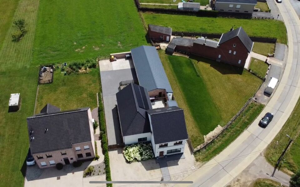 Ruime woning met loods van 140 m&sup2; in Rillaar &ndash; ideaal voor zelfstandigen
Op zoek naar een eigendom waar wonen en werken perfect gecombineerd worden?&nbsp;
Deze recent gerenoveerde woning met verzorgde loods in Rillaar biedt ruimte, comfort en tal van mogel