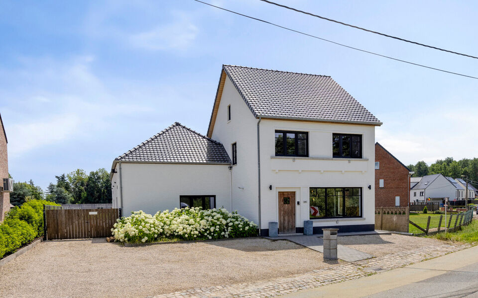 Ruime woning met loods van 140 m&sup2; in Rillaar &ndash; ideaal voor zelfstandigen
Op zoek naar een eigendom waar wonen en werken perfect gecombineerd worden?&nbsp;
Deze recent gerenoveerde woning met verzorgde loods in Rillaar biedt ruimte, comfort en tal van mogel