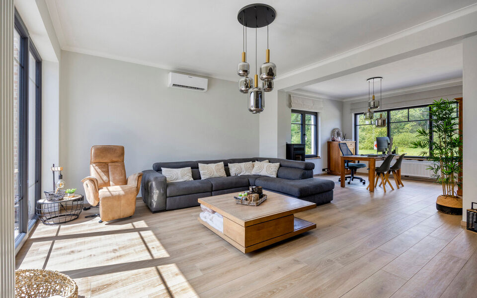 Ruime woning met loods van 140 m&sup2; in Rillaar &ndash; ideaal voor zelfstandigen
Op zoek naar een eigendom waar wonen en werken perfect gecombineerd worden?&nbsp;
Deze recent gerenoveerde woning met verzorgde loods in Rillaar biedt ruimte, comfort en tal van mogel