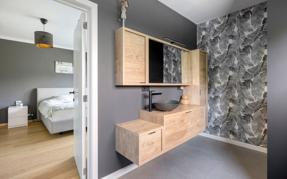 Ruime woning met loods van 140 m&sup2; in Rillaar &ndash; ideaal voor zelfstandigen
Op zoek naar een eigendom waar wonen en werken perfect gecombineerd worden?&nbsp;
Deze recent gerenoveerde woning met verzorgde loods in Rillaar biedt ruimte, comfort en tal van mogel
