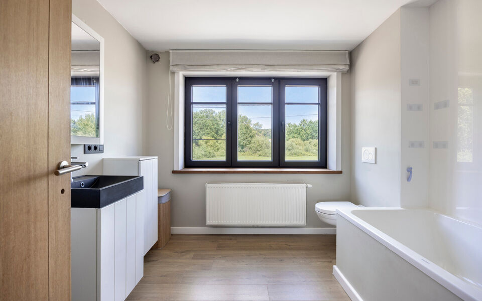 Ruime woning met loods van 140 m&sup2; in Rillaar &ndash; ideaal voor zelfstandigen
Op zoek naar een eigendom waar wonen en werken perfect gecombineerd worden?&nbsp;
Deze recent gerenoveerde woning met verzorgde loods in Rillaar biedt ruimte, comfort en tal van mogel