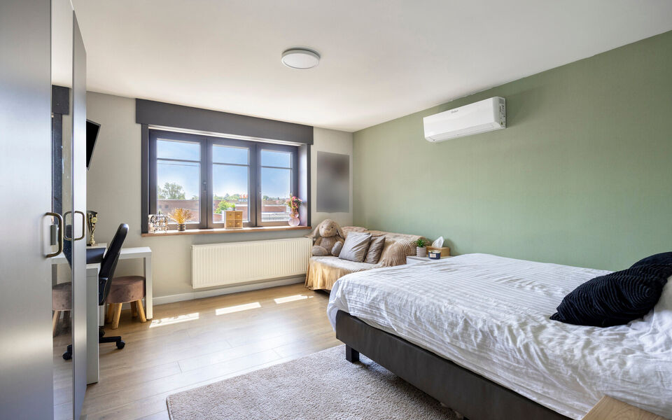 Ruime woning met loods van 140 m&sup2; in Rillaar &ndash; ideaal voor zelfstandigen
Op zoek naar een eigendom waar wonen en werken perfect gecombineerd worden?&nbsp;
Deze recent gerenoveerde woning met verzorgde loods in Rillaar biedt ruimte, comfort en tal van mogel
