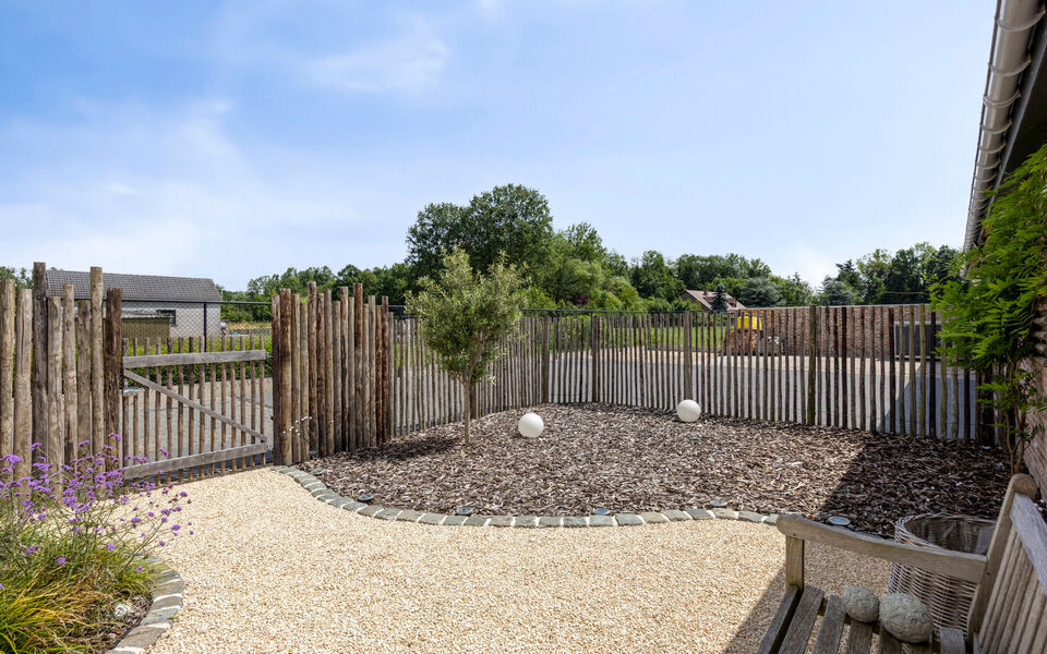 Ruime woning met loods van 140 m&sup2; in Rillaar &ndash; ideaal voor zelfstandigen
Op zoek naar een eigendom waar wonen en werken perfect gecombineerd worden?&nbsp;
Deze recent gerenoveerde woning met verzorgde loods in Rillaar biedt ruimte, comfort en tal van mogel
