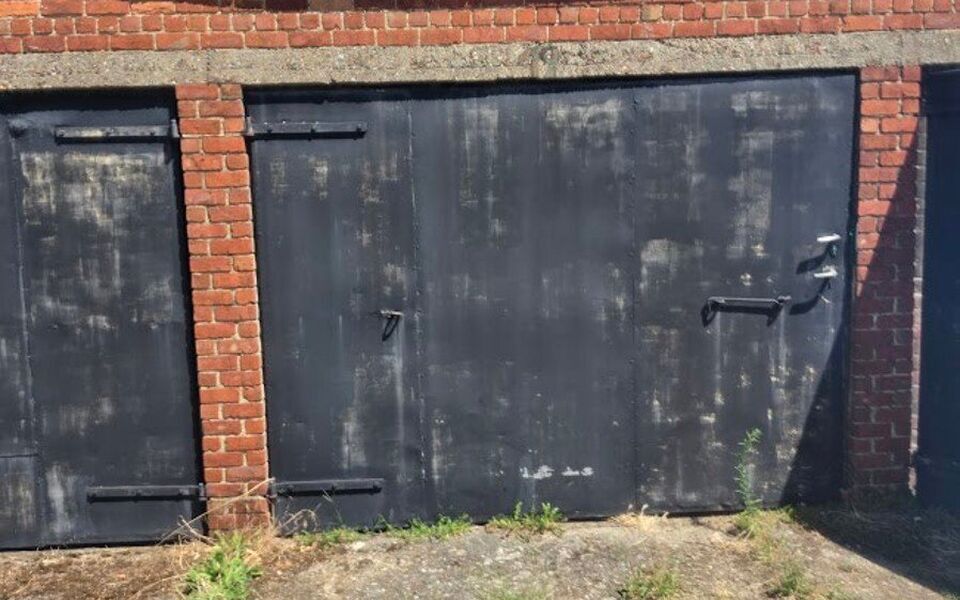 Op zoek naar een veilige parkeerplaats of extra opslagruimte in Kessel-Lo?

Deze garagebox nr. 19 is gelegen aan de Jeugdstraat, op een gunstige locatie. De garage beschikt over een oppervlakte van circa 15 m&sup2; en maakt deel uit van een garagecomplex met 