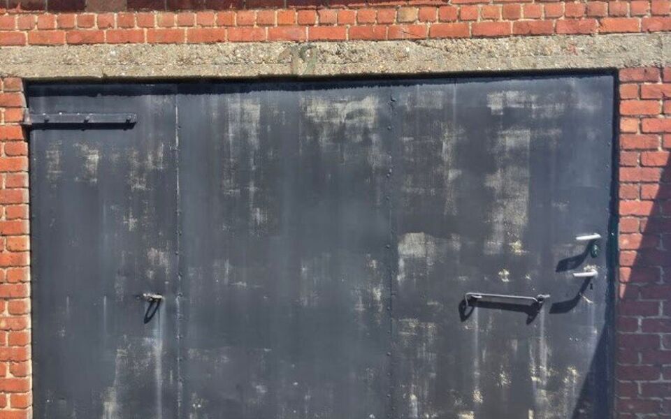 Op zoek naar een veilige parkeerplaats of extra opslagruimte in Kessel-Lo?

Deze garagebox nr. 19 is gelegen aan de Jeugdstraat, op een gunstige locatie. De garage beschikt over een oppervlakte van circa 15 m&sup2; en maakt deel uit van een garagecomplex met 
