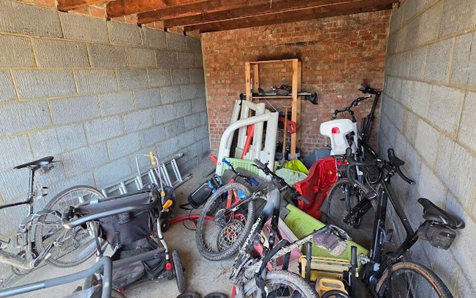 Op zoek naar een veilige parkeerplaats of extra opslagruimte in Kessel-Lo?

Deze garagebox nr. 19 is gelegen aan de Jeugdstraat, op een gunstige locatie. De garage beschikt over een oppervlakte van circa 15 m&sup2; en maakt deel uit van een garagecomplex met 