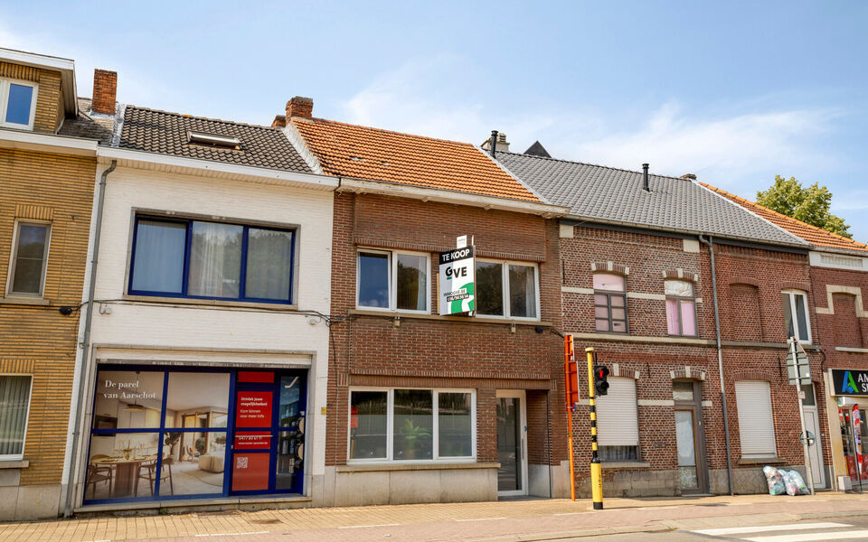 Deze charmante rijwoning combineert uitstekende bereikbaarheid met praktische indeling en mooie toekomstmogelijkheden.

De woning beschikt over een bewoonbare oppervlakte van 116 m&sup2; en werd gebouwd in 1956. Ze werd reeds deels opgefrist, maar biedt nog d