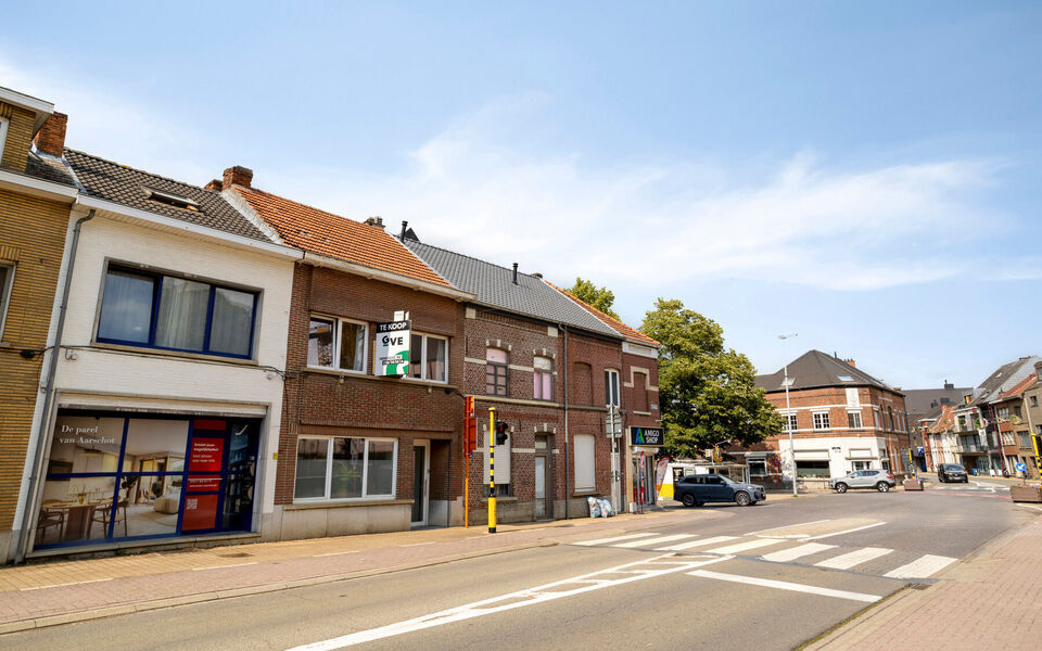 Deze charmante rijwoning combineert uitstekende bereikbaarheid met praktische indeling en mooie toekomstmogelijkheden.

De woning beschikt over een bewoonbare oppervlakte van 116 m&sup2; en werd gebouwd in 1956. Ze werd reeds deels opgefrist, maar biedt nog d