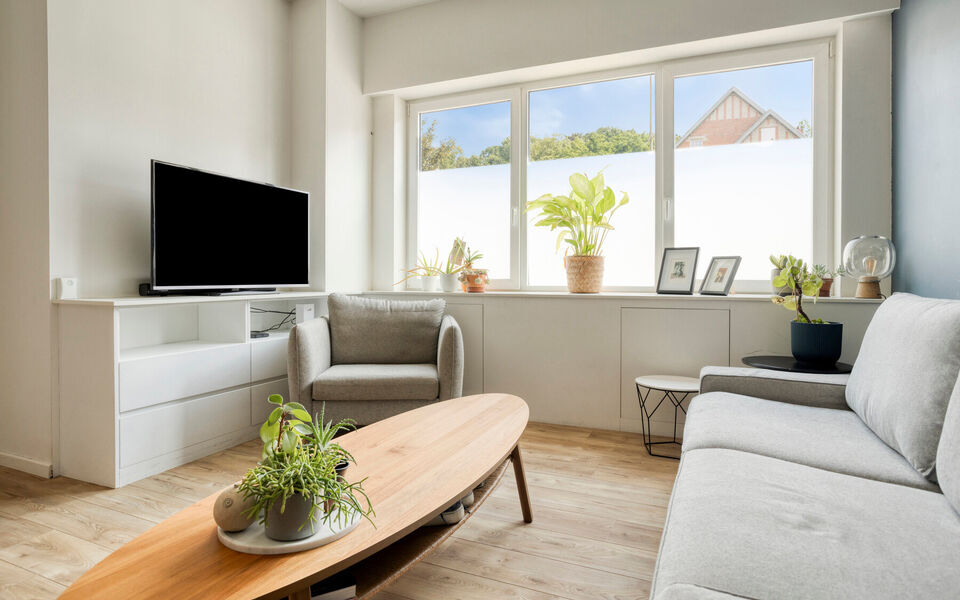 Deze charmante rijwoning combineert uitstekende bereikbaarheid met praktische indeling en mooie toekomstmogelijkheden.

De woning beschikt over een bewoonbare oppervlakte van 116 m&sup2; en werd gebouwd in 1956. Ze werd reeds deels opgefrist, maar biedt nog d