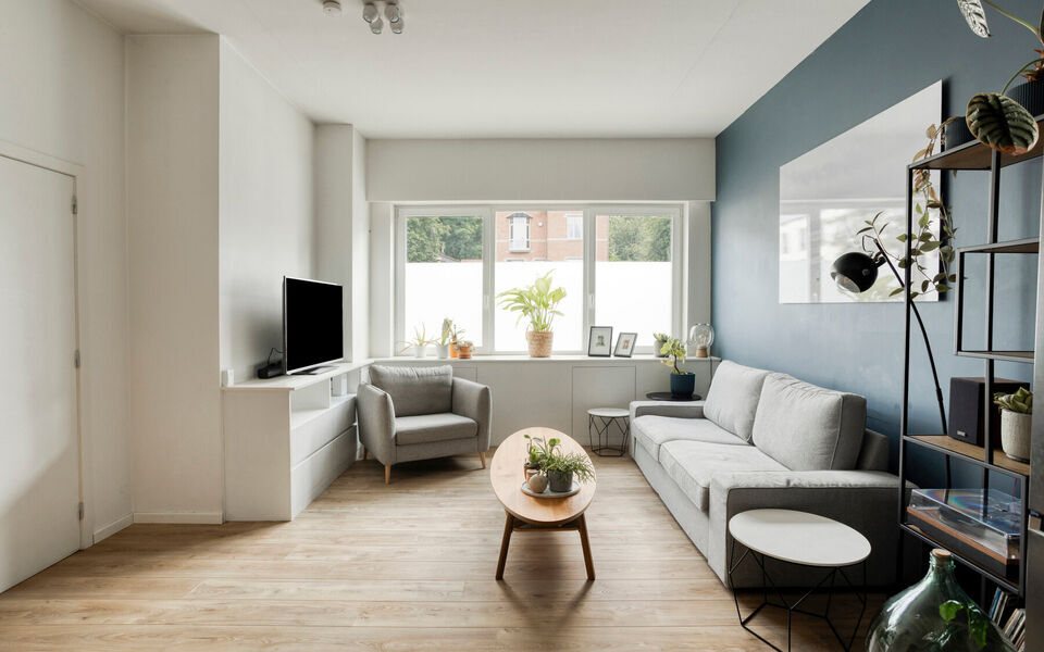 Deze charmante rijwoning combineert uitstekende bereikbaarheid met praktische indeling en mooie toekomstmogelijkheden.

De woning beschikt over een bewoonbare oppervlakte van 116 m&sup2; en werd gebouwd in 1956. Ze werd reeds deels opgefrist, maar biedt nog d