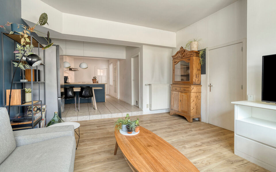 Deze charmante rijwoning combineert uitstekende bereikbaarheid met praktische indeling en mooie toekomstmogelijkheden.

De woning beschikt over een bewoonbare oppervlakte van 116 m&sup2; en werd gebouwd in 1956. Ze werd reeds deels opgefrist, maar biedt nog d