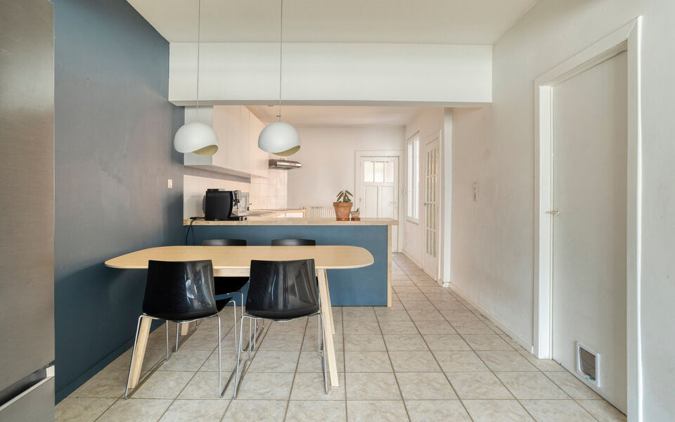 Deze charmante rijwoning combineert uitstekende bereikbaarheid met praktische indeling en mooie toekomstmogelijkheden.

De woning beschikt over een bewoonbare oppervlakte van 116 m&sup2; en werd gebouwd in 1956. Ze werd reeds deels opgefrist, maar biedt nog d