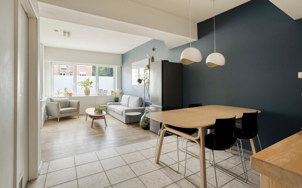 Deze charmante rijwoning combineert uitstekende bereikbaarheid met praktische indeling en mooie toekomstmogelijkheden.

De woning beschikt over een bewoonbare oppervlakte van 116 m&sup2; en werd gebouwd in 1956. Ze werd reeds deels opgefrist, maar biedt nog d