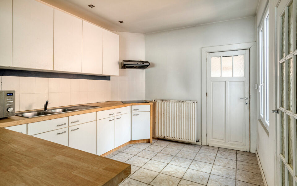 Deze charmante rijwoning combineert uitstekende bereikbaarheid met praktische indeling en mooie toekomstmogelijkheden.

De woning beschikt over een bewoonbare oppervlakte van 116 m&sup2; en werd gebouwd in 1956. Ze werd reeds deels opgefrist, maar biedt nog d