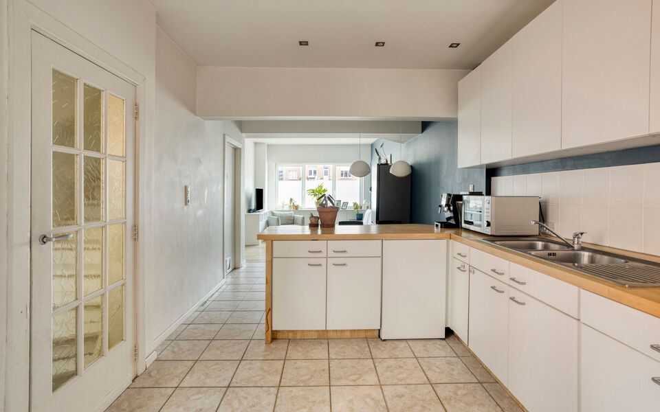 Deze charmante rijwoning combineert uitstekende bereikbaarheid met praktische indeling en mooie toekomstmogelijkheden.

De woning beschikt over een bewoonbare oppervlakte van 116 m&sup2; en werd gebouwd in 1956. Ze werd reeds deels opgefrist, maar biedt nog d