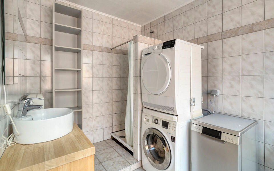 Deze charmante rijwoning combineert uitstekende bereikbaarheid met praktische indeling en mooie toekomstmogelijkheden.

De woning beschikt over een bewoonbare oppervlakte van 116 m&sup2; en werd gebouwd in 1956. Ze werd reeds deels opgefrist, maar biedt nog d