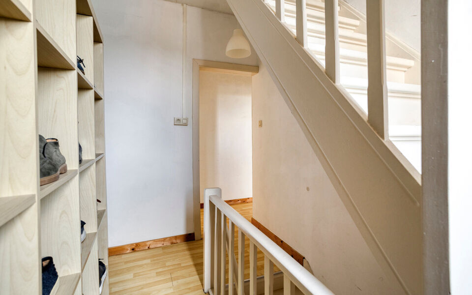 Deze charmante rijwoning combineert uitstekende bereikbaarheid met praktische indeling en mooie toekomstmogelijkheden.

De woning beschikt over een bewoonbare oppervlakte van 116 m&sup2; en werd gebouwd in 1956. Ze werd reeds deels opgefrist, maar biedt nog d