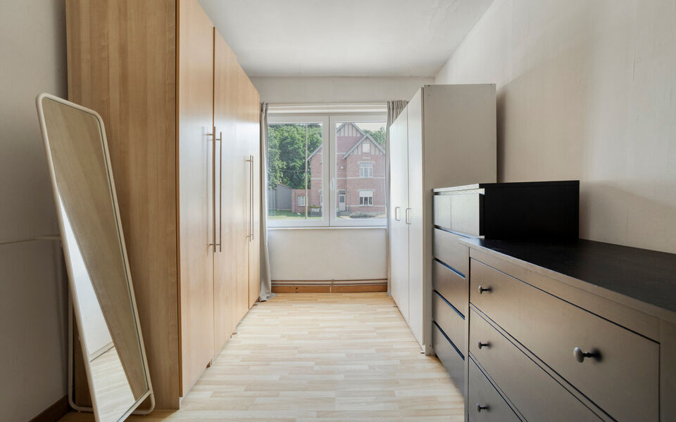 Deze charmante rijwoning combineert uitstekende bereikbaarheid met praktische indeling en mooie toekomstmogelijkheden.

De woning beschikt over een bewoonbare oppervlakte van 116 m&sup2; en werd gebouwd in 1956. Ze werd reeds deels opgefrist, maar biedt nog d