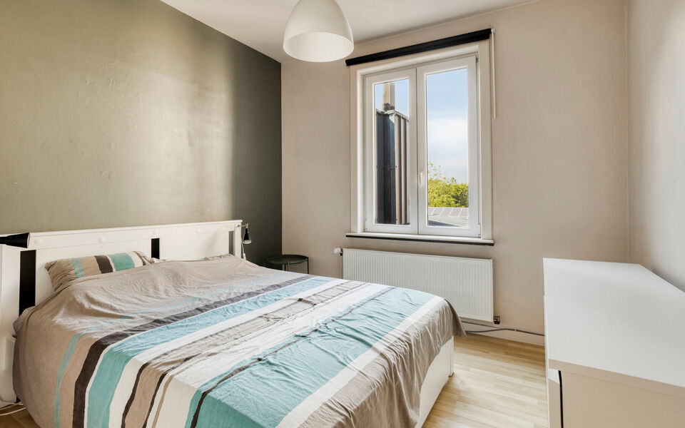 Deze charmante rijwoning combineert uitstekende bereikbaarheid met praktische indeling en mooie toekomstmogelijkheden.

De woning beschikt over een bewoonbare oppervlakte van 116 m&sup2; en werd gebouwd in 1956. Ze werd reeds deels opgefrist, maar biedt nog d
