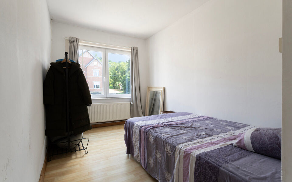 Deze charmante rijwoning combineert uitstekende bereikbaarheid met praktische indeling en mooie toekomstmogelijkheden.

De woning beschikt over een bewoonbare oppervlakte van 116 m&sup2; en werd gebouwd in 1956. Ze werd reeds deels opgefrist, maar biedt nog d