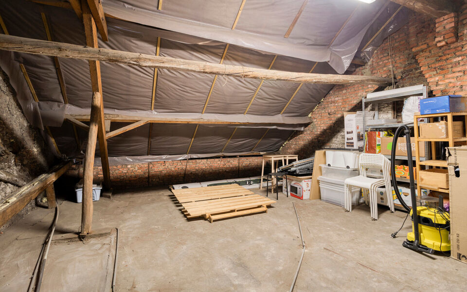 Deze charmante rijwoning combineert uitstekende bereikbaarheid met praktische indeling en mooie toekomstmogelijkheden.

De woning beschikt over een bewoonbare oppervlakte van 116 m&sup2; en werd gebouwd in 1956. Ze werd reeds deels opgefrist, maar biedt nog d