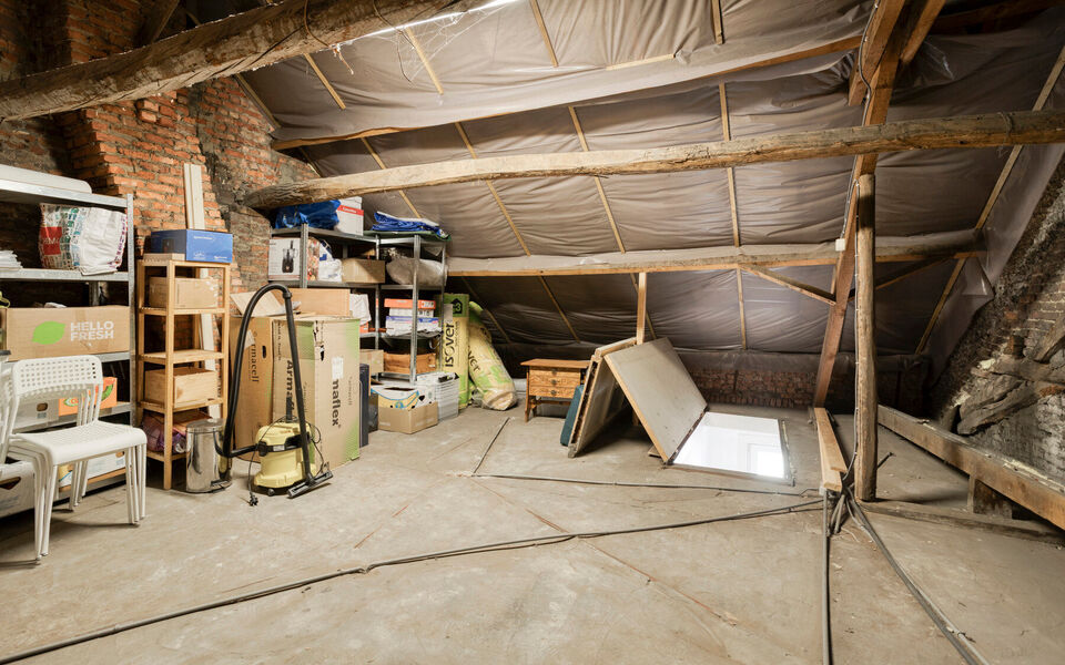 Deze charmante rijwoning combineert uitstekende bereikbaarheid met praktische indeling en mooie toekomstmogelijkheden.

De woning beschikt over een bewoonbare oppervlakte van 116 m&sup2; en werd gebouwd in 1956. Ze werd reeds deels opgefrist, maar biedt nog d