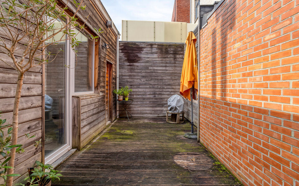 Deze charmante rijwoning combineert uitstekende bereikbaarheid met praktische indeling en mooie toekomstmogelijkheden.

De woning beschikt over een bewoonbare oppervlakte van 116 m&sup2; en werd gebouwd in 1956. Ze werd reeds deels opgefrist, maar biedt nog d