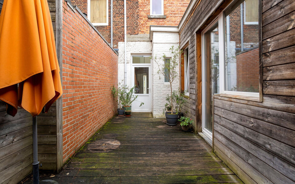 Deze charmante rijwoning combineert uitstekende bereikbaarheid met praktische indeling en mooie toekomstmogelijkheden.

De woning beschikt over een bewoonbare oppervlakte van 116 m&sup2; en werd gebouwd in 1956. Ze werd reeds deels opgefrist, maar biedt nog d