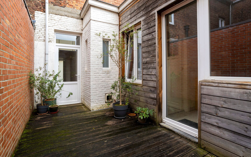 Deze charmante rijwoning combineert uitstekende bereikbaarheid met praktische indeling en mooie toekomstmogelijkheden.

De woning beschikt over een bewoonbare oppervlakte van 116 m&sup2; en werd gebouwd in 1956. Ze werd reeds deels opgefrist, maar biedt nog d