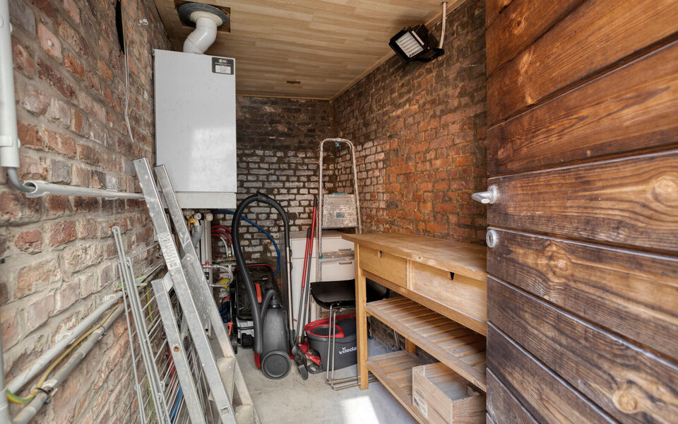 Deze charmante rijwoning combineert uitstekende bereikbaarheid met praktische indeling en mooie toekomstmogelijkheden.

De woning beschikt over een bewoonbare oppervlakte van 116 m&sup2; en werd gebouwd in 1956. Ze werd reeds deels opgefrist, maar biedt nog d
