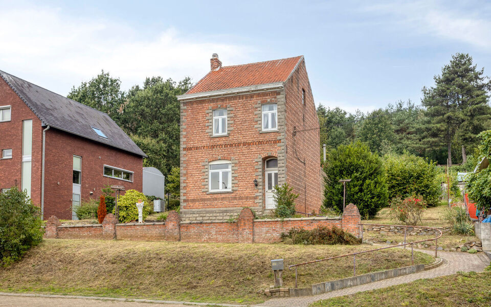 Bent u op zoek naar een woning met karakter, ruimte en potentieel? Dan is deze vrijstaande woning in Gelrode beslist een bezoek waard.

Deze eigendom bevindt zich op een perceel van maar liefst 3.360 m&sup2; en biedt een unieke kans voor wie een woning volled