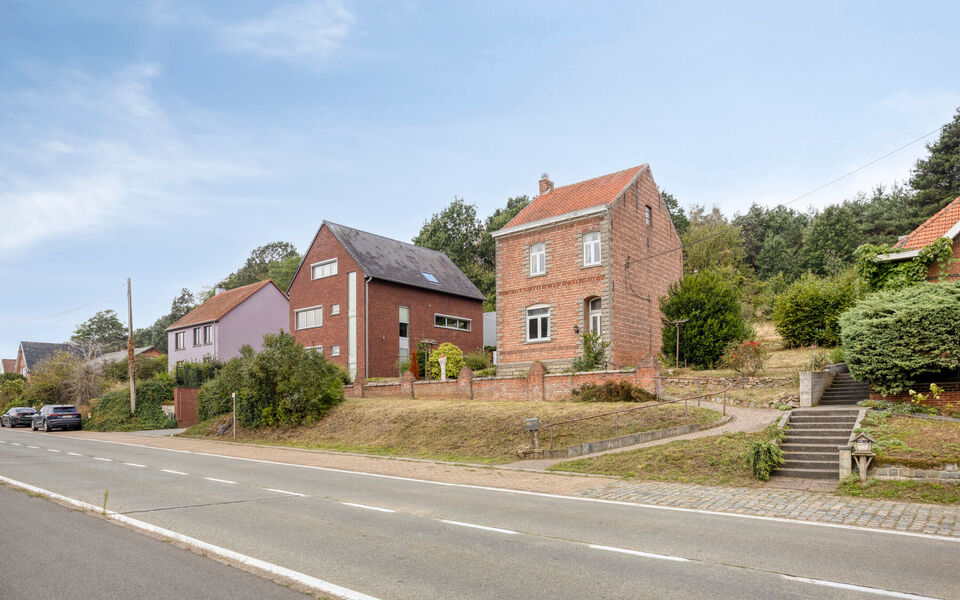 Bent u op zoek naar een woning met karakter, ruimte en potentieel? Dan is deze vrijstaande woning in Gelrode beslist een bezoek waard.

Deze eigendom bevindt zich op een perceel van maar liefst 3.360 m&sup2; en biedt een unieke kans voor wie een woning volled