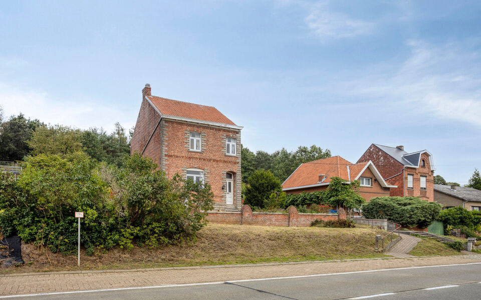Bent u op zoek naar een woning met karakter, ruimte en potentieel? Dan is deze vrijstaande woning in Gelrode beslist een bezoek waard.

Deze eigendom bevindt zich op een perceel van maar liefst 3.360 m&sup2; en biedt een unieke kans voor wie een woning volled