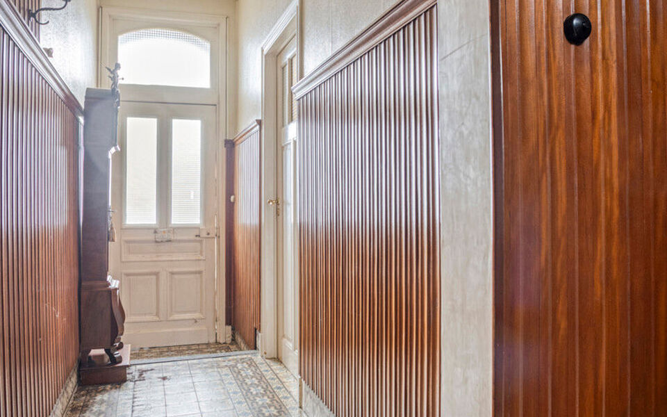 Bent u op zoek naar een woning met karakter, ruimte en potentieel? Dan is deze vrijstaande woning in Gelrode beslist een bezoek waard.

Deze eigendom bevindt zich op een perceel van maar liefst 3.360 m&sup2; en biedt een unieke kans voor wie een woning volled