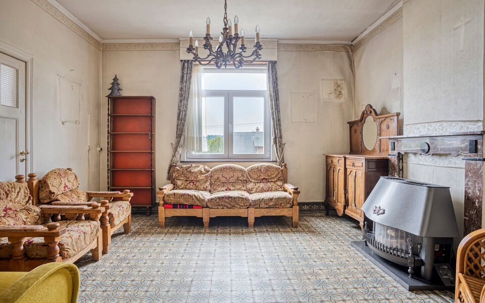 Bent u op zoek naar een woning met karakter, ruimte en potentieel? Dan is deze vrijstaande woning in Gelrode beslist een bezoek waard.

Deze eigendom bevindt zich op een perceel van maar liefst 3.360 m&sup2; en biedt een unieke kans voor wie een woning volled