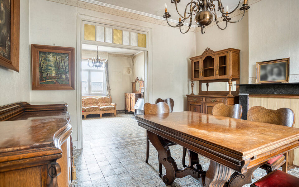 Bent u op zoek naar een woning met karakter, ruimte en potentieel? Dan is deze vrijstaande woning in Gelrode beslist een bezoek waard.

Deze eigendom bevindt zich op een perceel van maar liefst 3.360 m&sup2; en biedt een unieke kans voor wie een woning volled