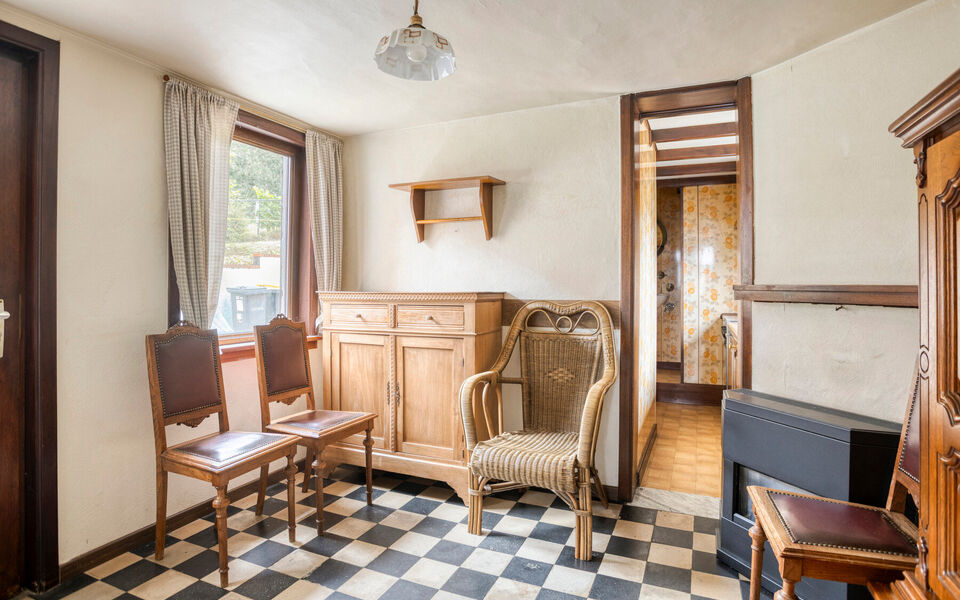 Bent u op zoek naar een woning met karakter, ruimte en potentieel? Dan is deze vrijstaande woning in Gelrode beslist een bezoek waard.

Deze eigendom bevindt zich op een perceel van maar liefst 3.360 m&sup2; en biedt een unieke kans voor wie een woning volled