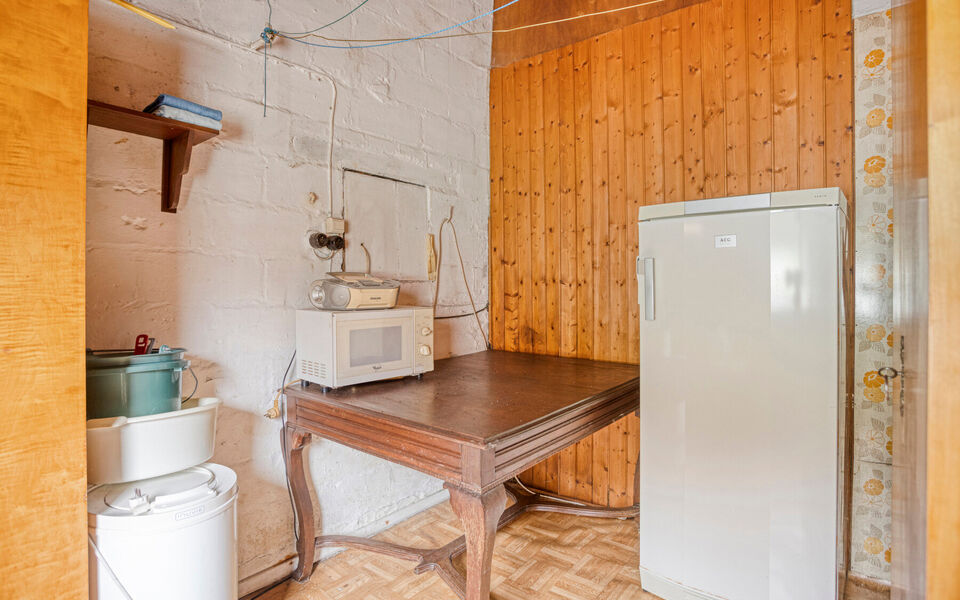 Bent u op zoek naar een woning met karakter, ruimte en potentieel? Dan is deze vrijstaande woning in Gelrode beslist een bezoek waard.

Deze eigendom bevindt zich op een perceel van maar liefst 3.360 m&sup2; en biedt een unieke kans voor wie een woning volled