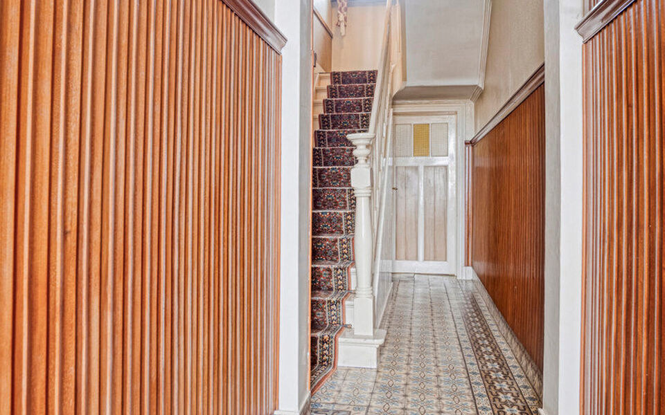 Bent u op zoek naar een woning met karakter, ruimte en potentieel? Dan is deze vrijstaande woning in Gelrode beslist een bezoek waard.

Deze eigendom bevindt zich op een perceel van maar liefst 3.360 m&sup2; en biedt een unieke kans voor wie een woning volled