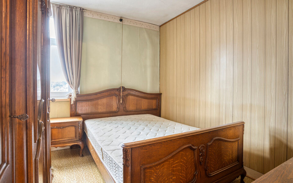 Bent u op zoek naar een woning met karakter, ruimte en potentieel? Dan is deze vrijstaande woning in Gelrode beslist een bezoek waard.

Deze eigendom bevindt zich op een perceel van maar liefst 3.360 m&sup2; en biedt een unieke kans voor wie een woning volled
