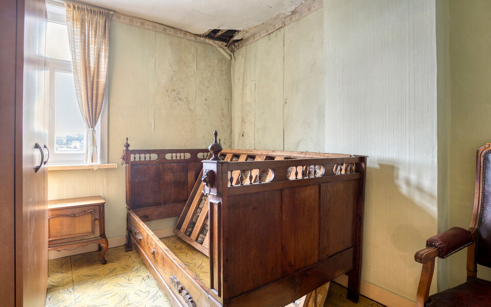 Bent u op zoek naar een woning met karakter, ruimte en potentieel? Dan is deze vrijstaande woning in Gelrode beslist een bezoek waard.

Deze eigendom bevindt zich op een perceel van maar liefst 3.360 m&sup2; en biedt een unieke kans voor wie een woning volled