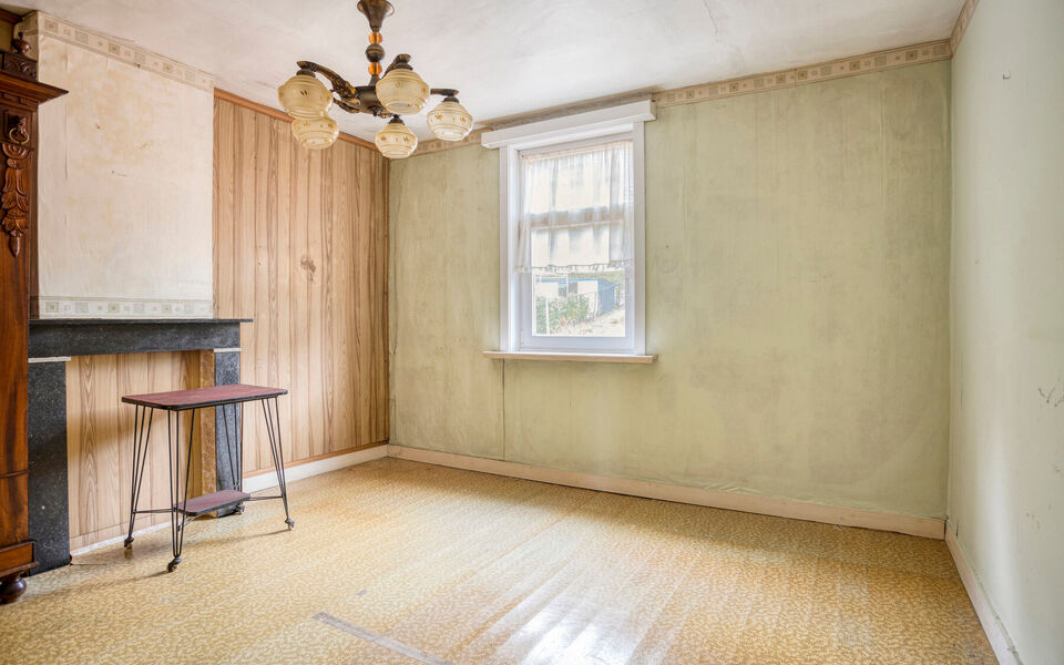 Bent u op zoek naar een woning met karakter, ruimte en potentieel? Dan is deze vrijstaande woning in Gelrode beslist een bezoek waard.

Deze eigendom bevindt zich op een perceel van maar liefst 3.360 m&sup2; en biedt een unieke kans voor wie een woning volled