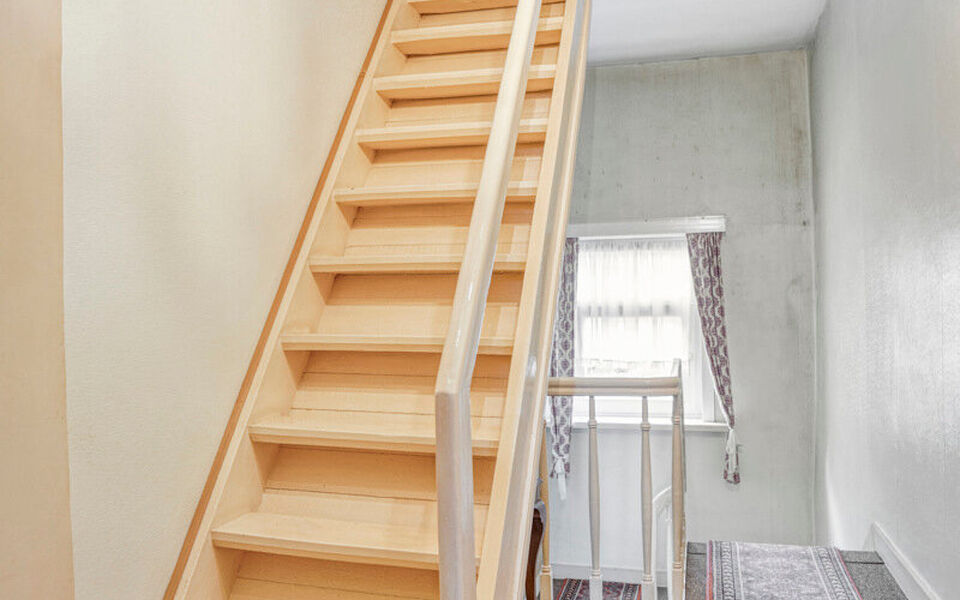 Bent u op zoek naar een woning met karakter, ruimte en potentieel? Dan is deze vrijstaande woning in Gelrode beslist een bezoek waard.

Deze eigendom bevindt zich op een perceel van maar liefst 3.360 m&sup2; en biedt een unieke kans voor wie een woning volled