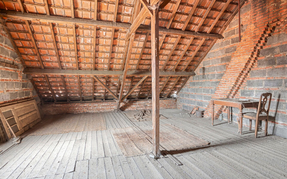 Bent u op zoek naar een woning met karakter, ruimte en potentieel? Dan is deze vrijstaande woning in Gelrode beslist een bezoek waard.

Deze eigendom bevindt zich op een perceel van maar liefst 3.360 m&sup2; en biedt een unieke kans voor wie een woning volled