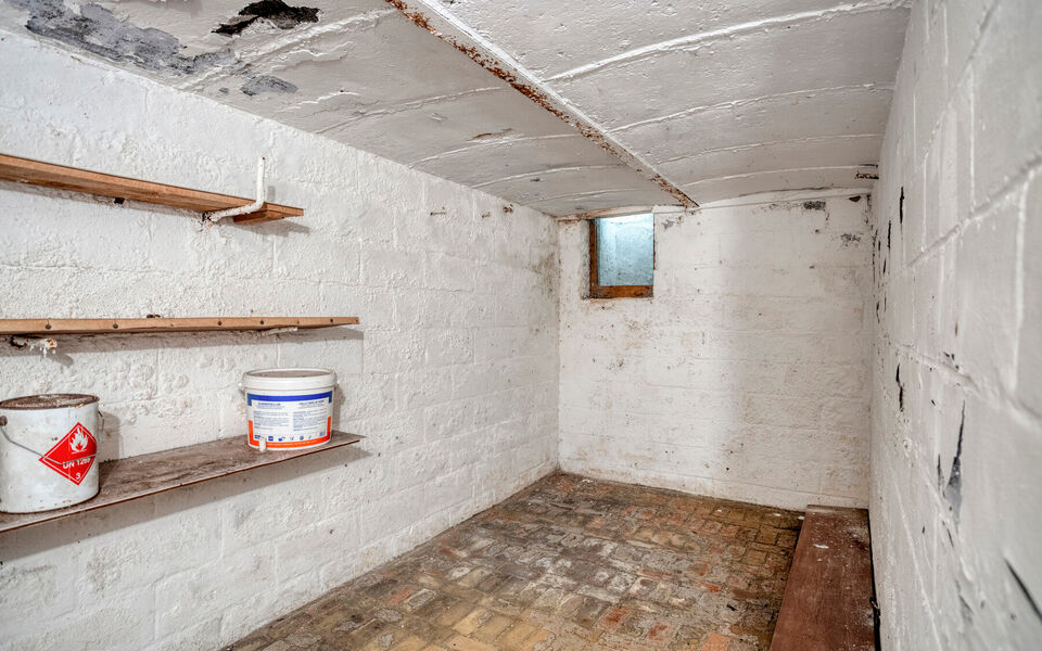 Bent u op zoek naar een woning met karakter, ruimte en potentieel? Dan is deze vrijstaande woning in Gelrode beslist een bezoek waard.

Deze eigendom bevindt zich op een perceel van maar liefst 3.360 m&sup2; en biedt een unieke kans voor wie een woning volled