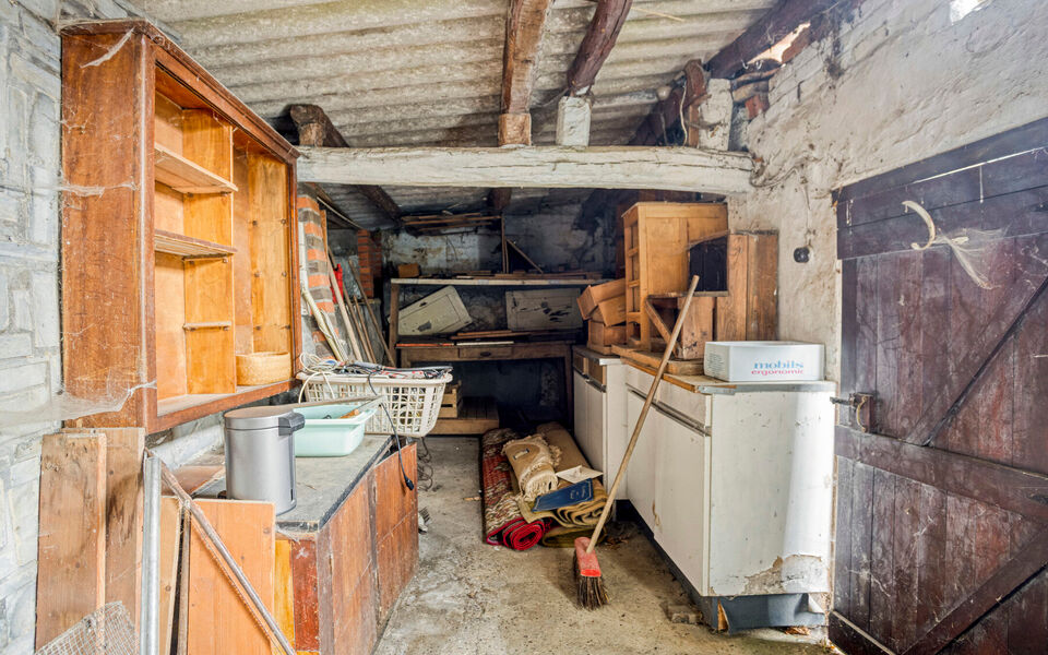 Bent u op zoek naar een woning met karakter, ruimte en potentieel? Dan is deze vrijstaande woning in Gelrode beslist een bezoek waard.

Deze eigendom bevindt zich op een perceel van maar liefst 3.360 m&sup2; en biedt een unieke kans voor wie een woning volled